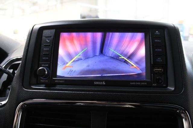 Used 2019 Black Dodge SXT image 4
