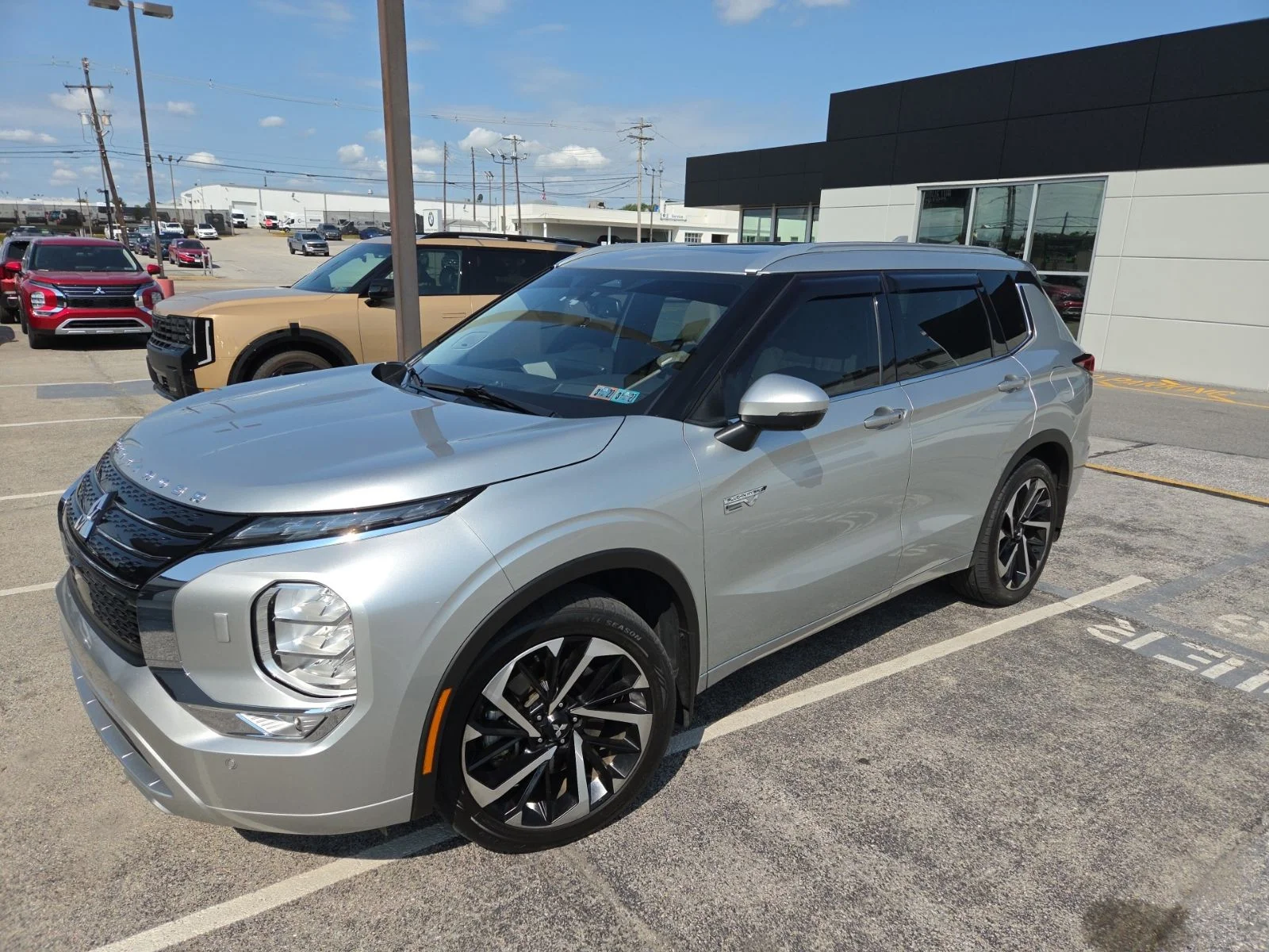 Used 2023 Silver Mitsubishi SEL image 8