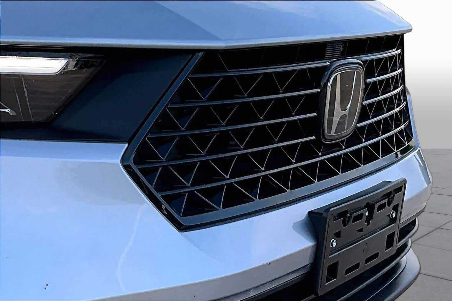 Certified Used 2025 Solar Silver Metallic Honda SE image 29