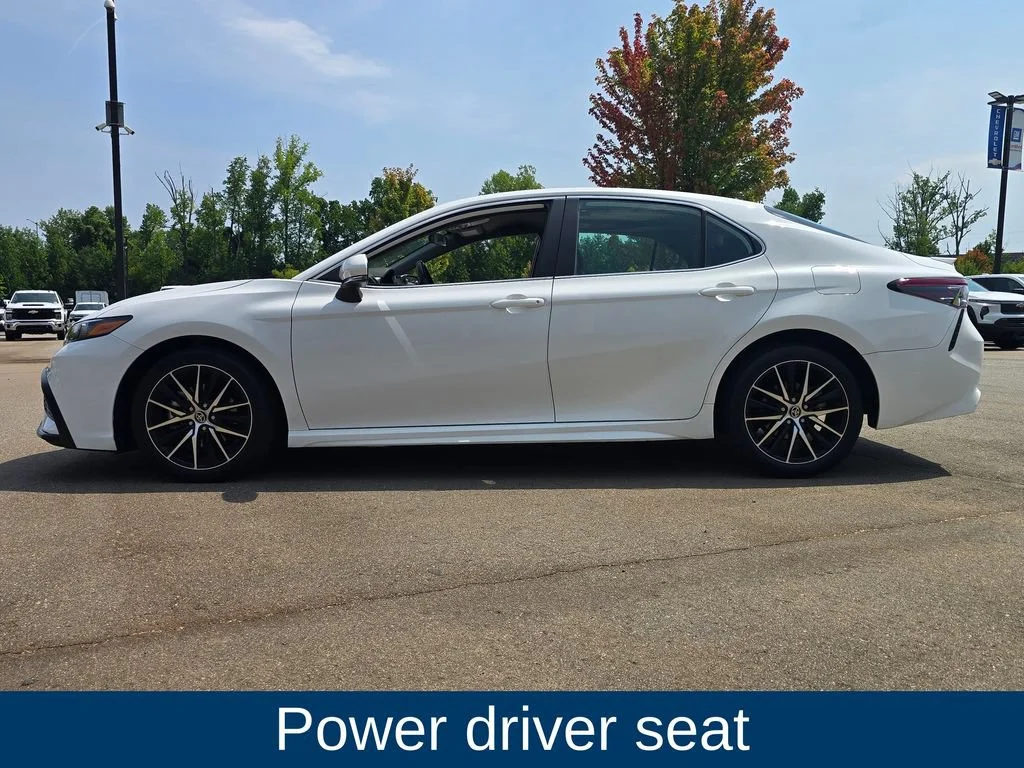 Used 2023 Ice Cap Toyota SE image 4