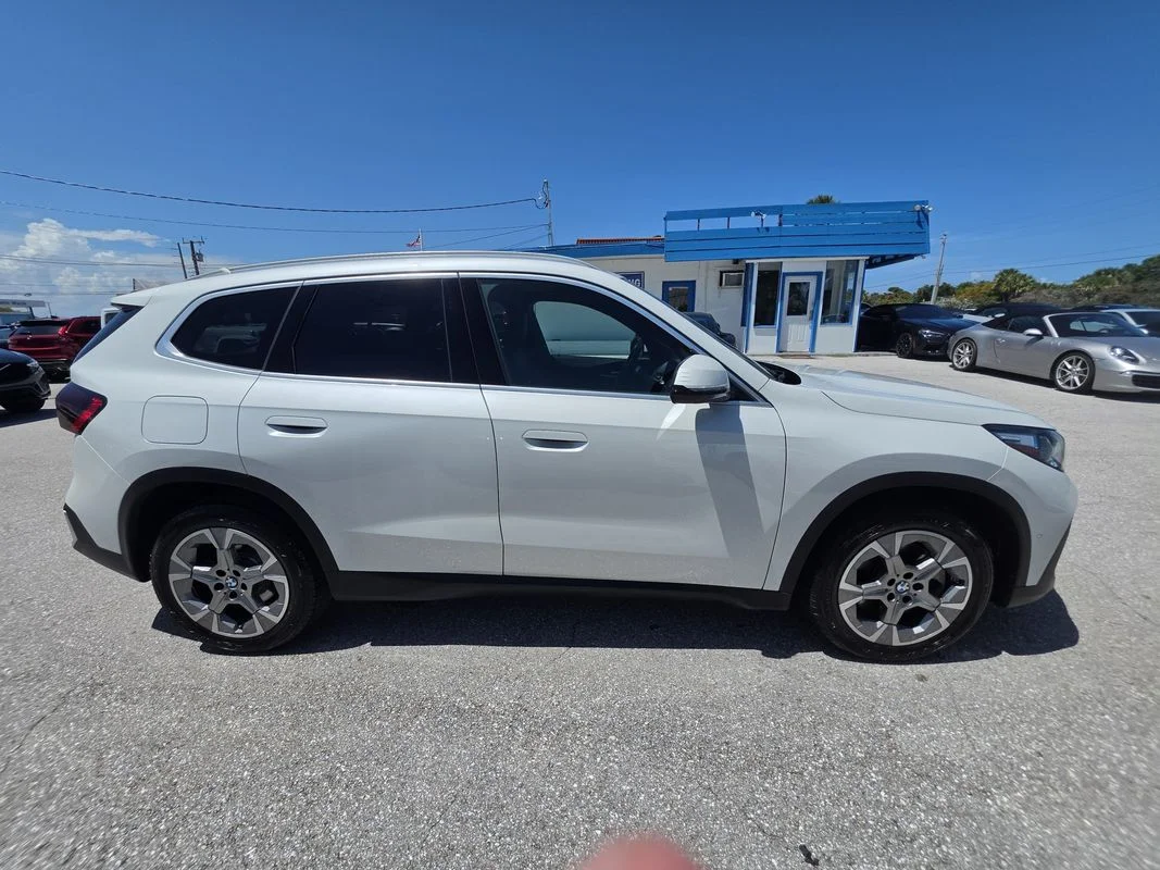 Used 2023  BMW xDrive28i image 6