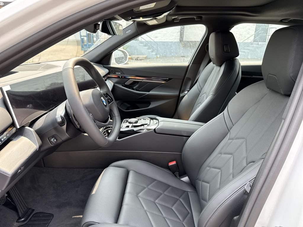 New 2027 White BMW 530i xDrive image 11