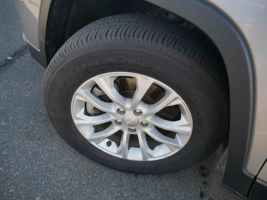 Used 2021 Silver Jeep Latitude image 9