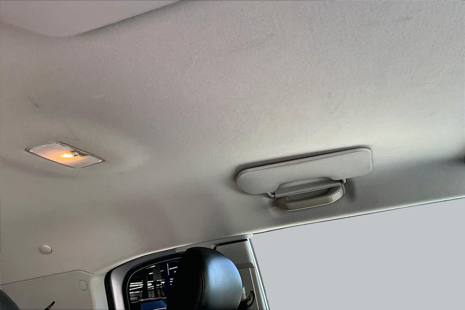 Used 2008 White / Titanium Metallic Toyota  image 13