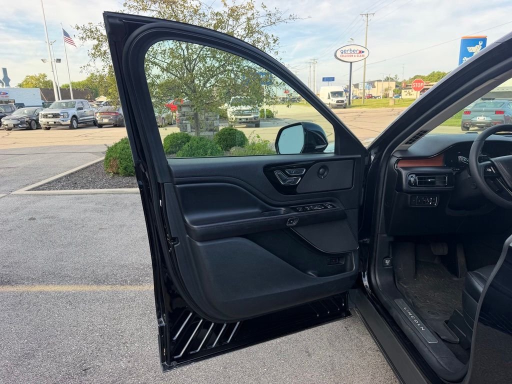 Used 2020 Black Metallic Lincoln Reserve image 9