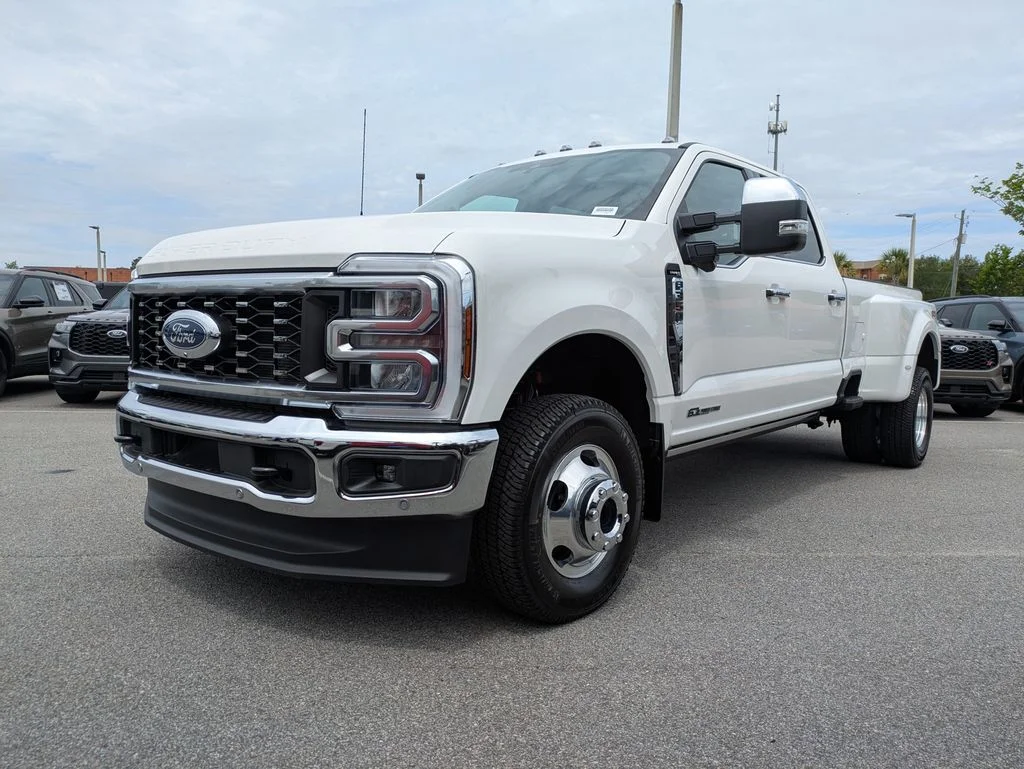 New 2026 Star White Metallic Tri-Coat Ford Lariat image 7
