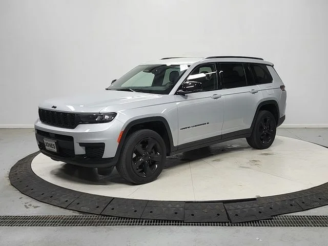 Used 2022 Silver Jeep Altitude image 4