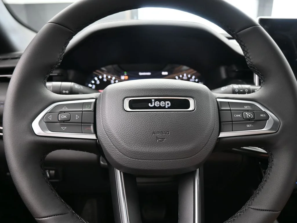 New 2026 Bright White Clear-Coat Exterior Paint Jeep Latitude image 25