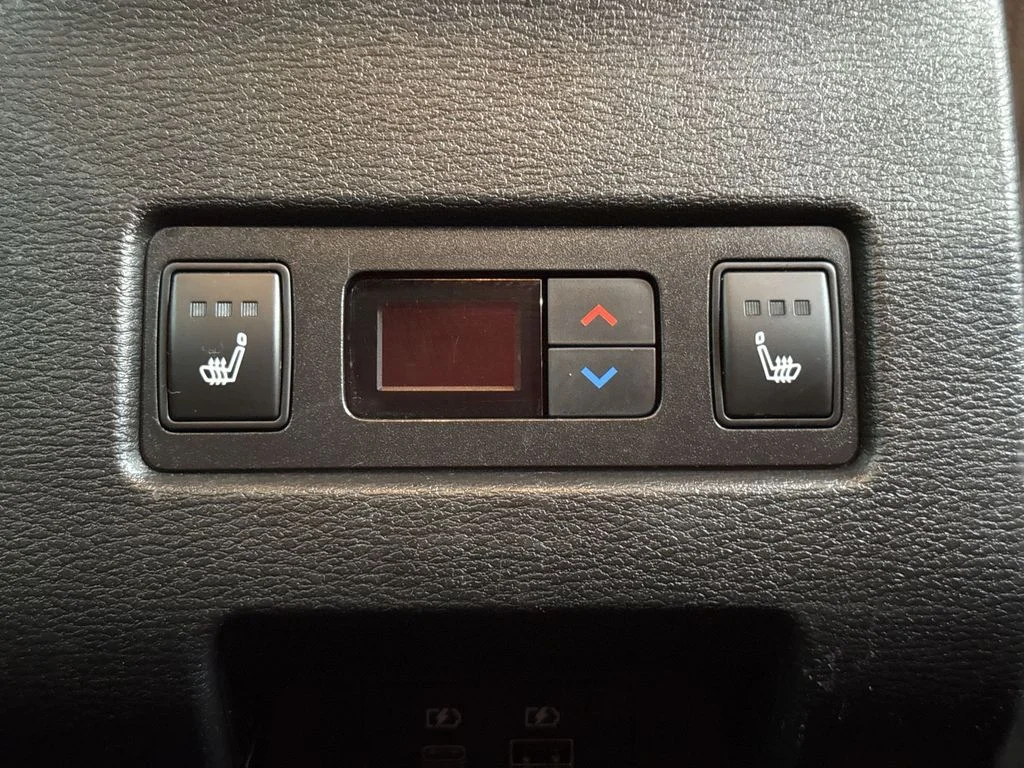 Used 2022  Mitsubishi SEL image 33