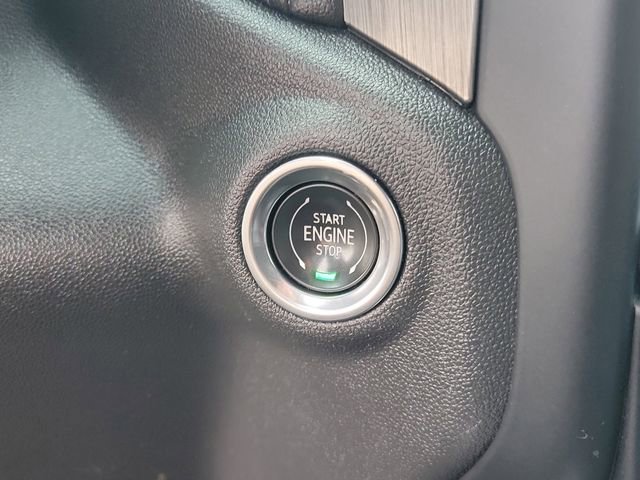 Used 2021 White Frost Tricoat GMC Denali image 23