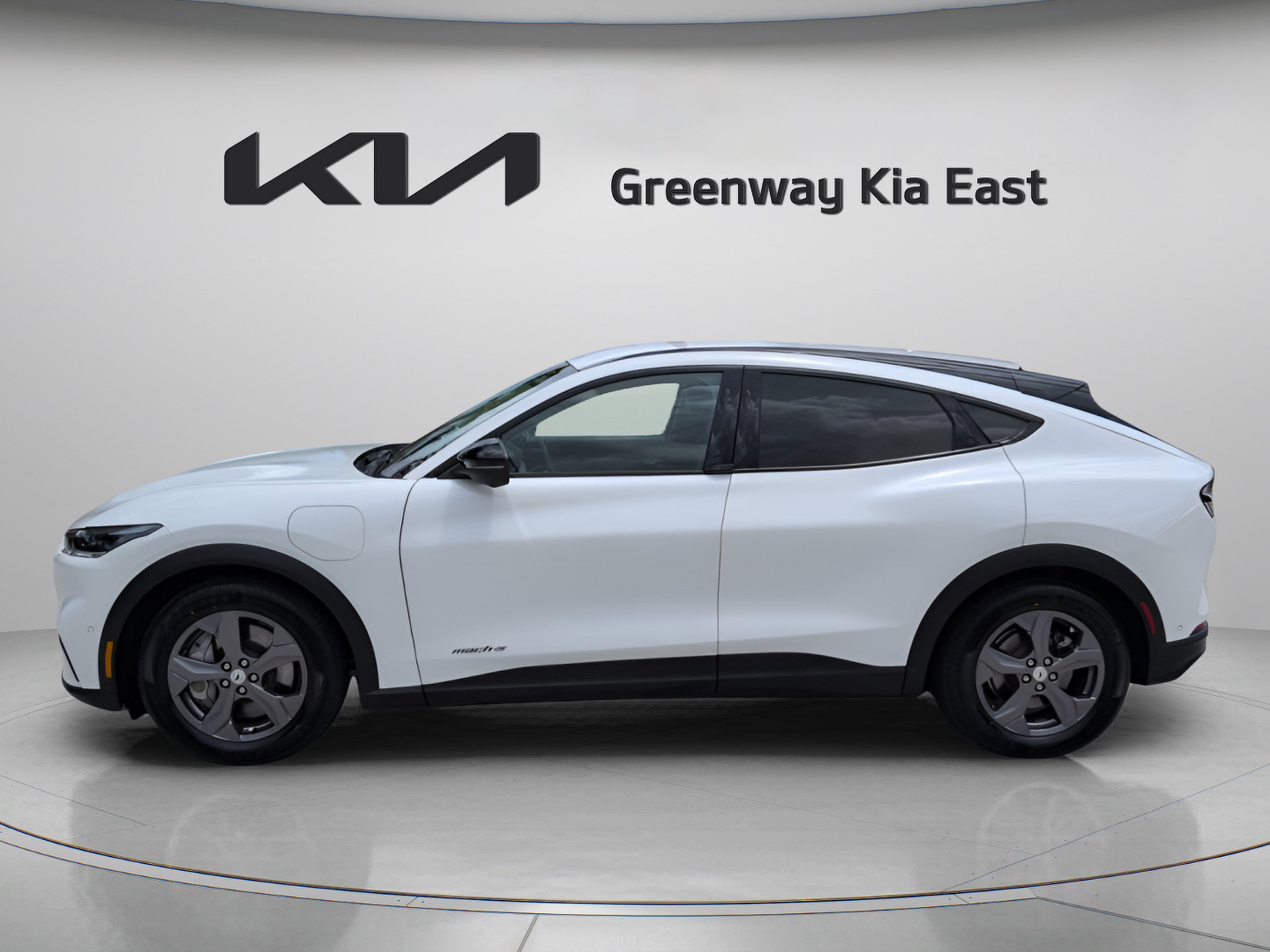 Used 2023 White Metallic Ford Select image 9