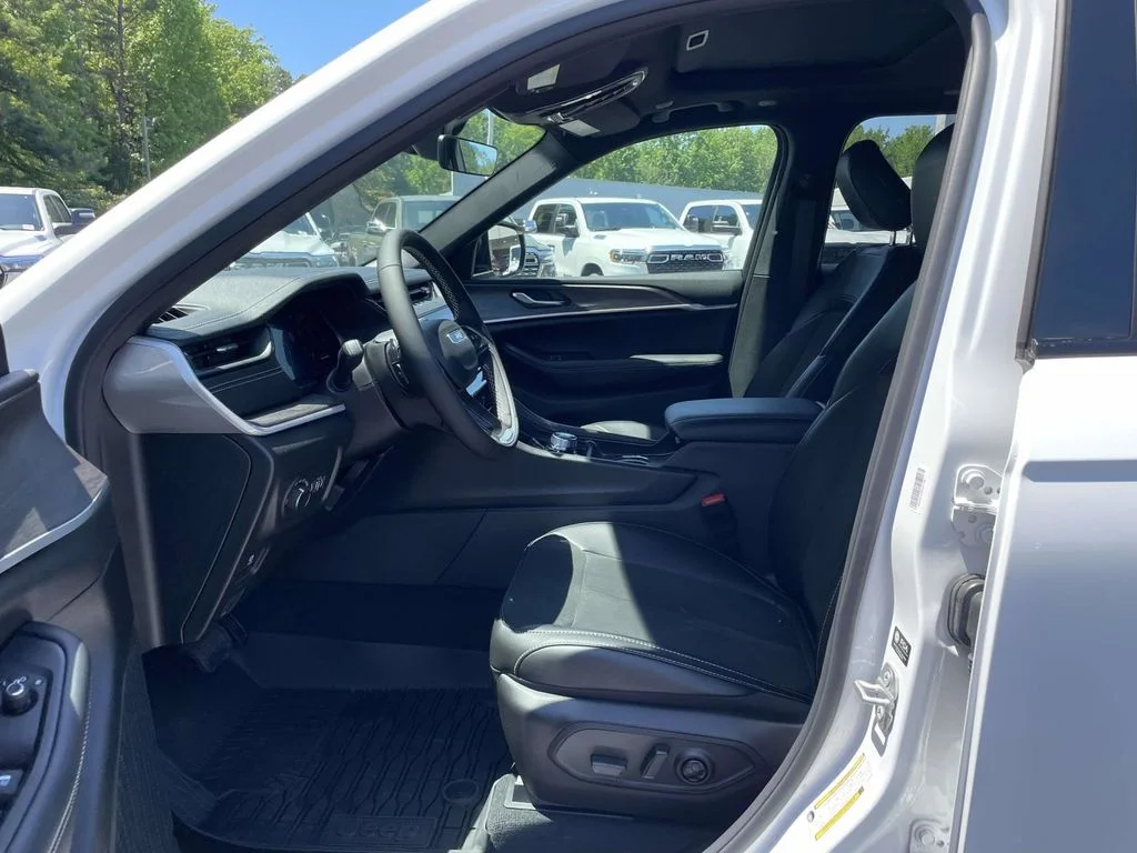 New 2026 Bright White Clear-Coat Exterior Paint Jeep Altitude image 25
