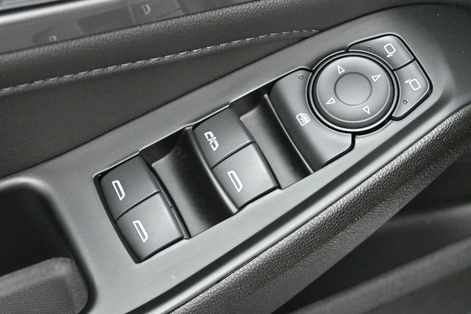 Used 2023 Summit White Chevrolet LT Cloth image 12