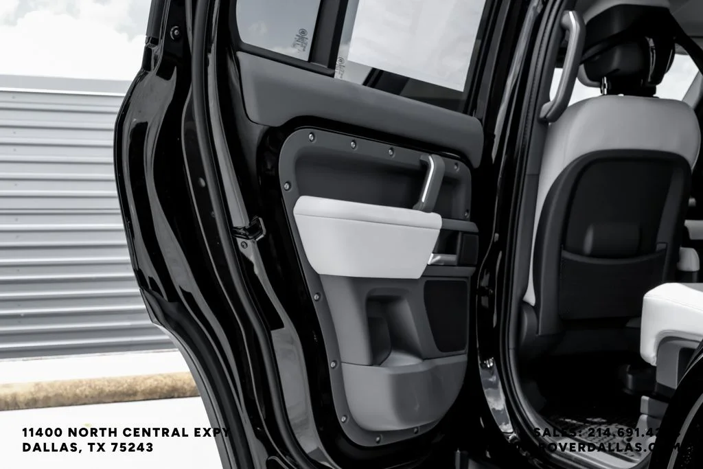 New 2026 Santorini Black Metallic Land Rover X-Dynamic SE image 40