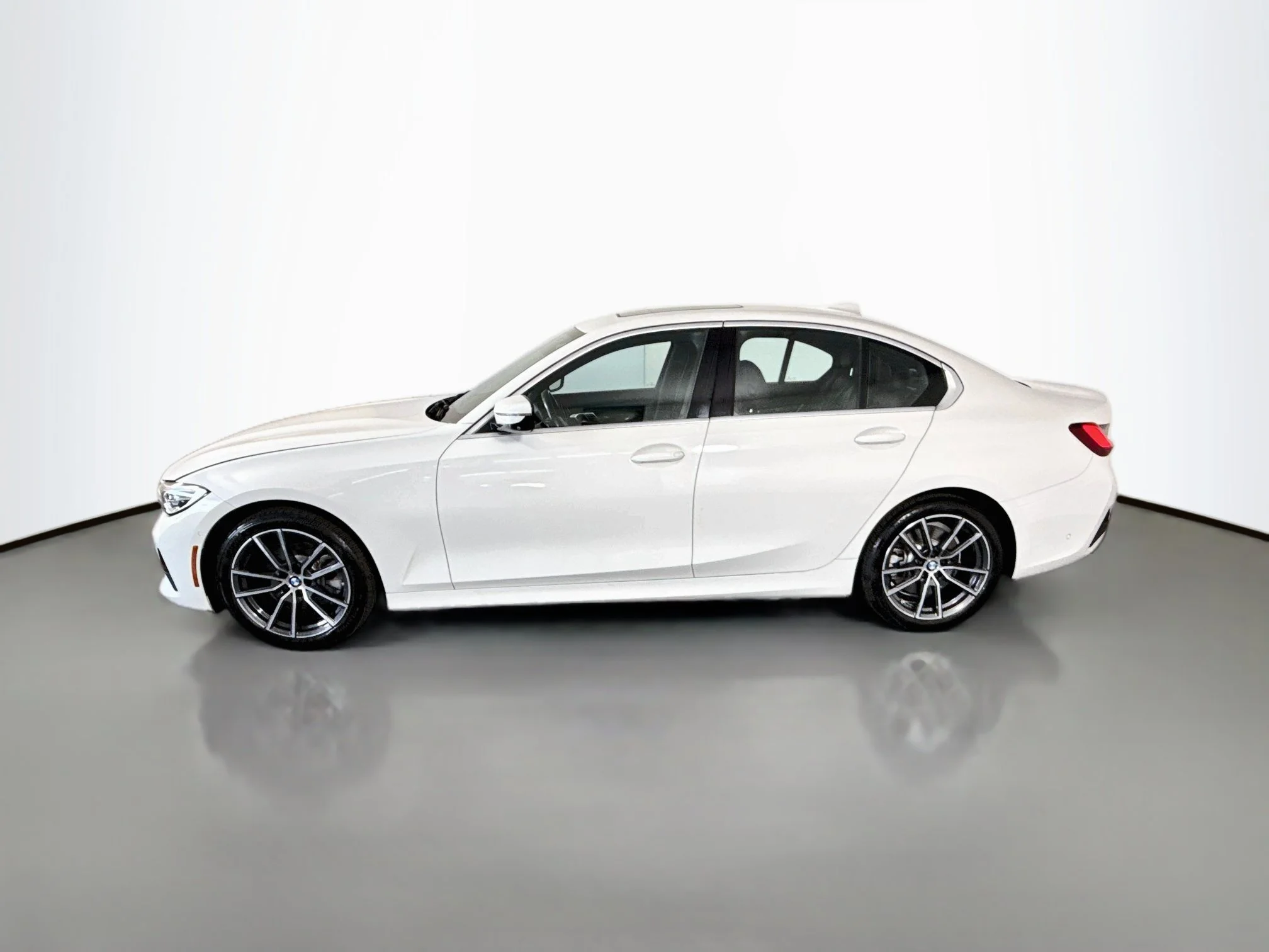 Used 2019 Alpine White BMW 330i image 4