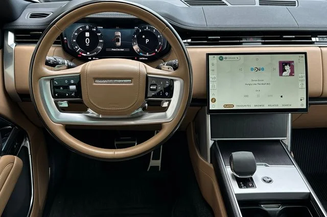 Used 2024 White Land Rover SE image 13
