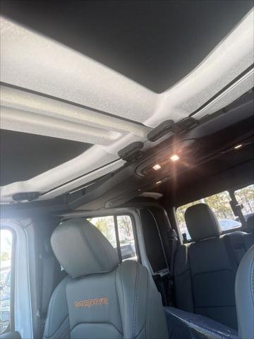 New 2026 Bright White Clear-Coat Exterior Paint Jeep Mojave image 23