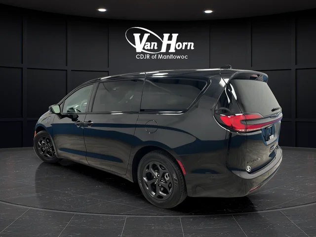 Used 2023 Brilliant Black Crystal Pearlcoat Chrysler Limited image 5