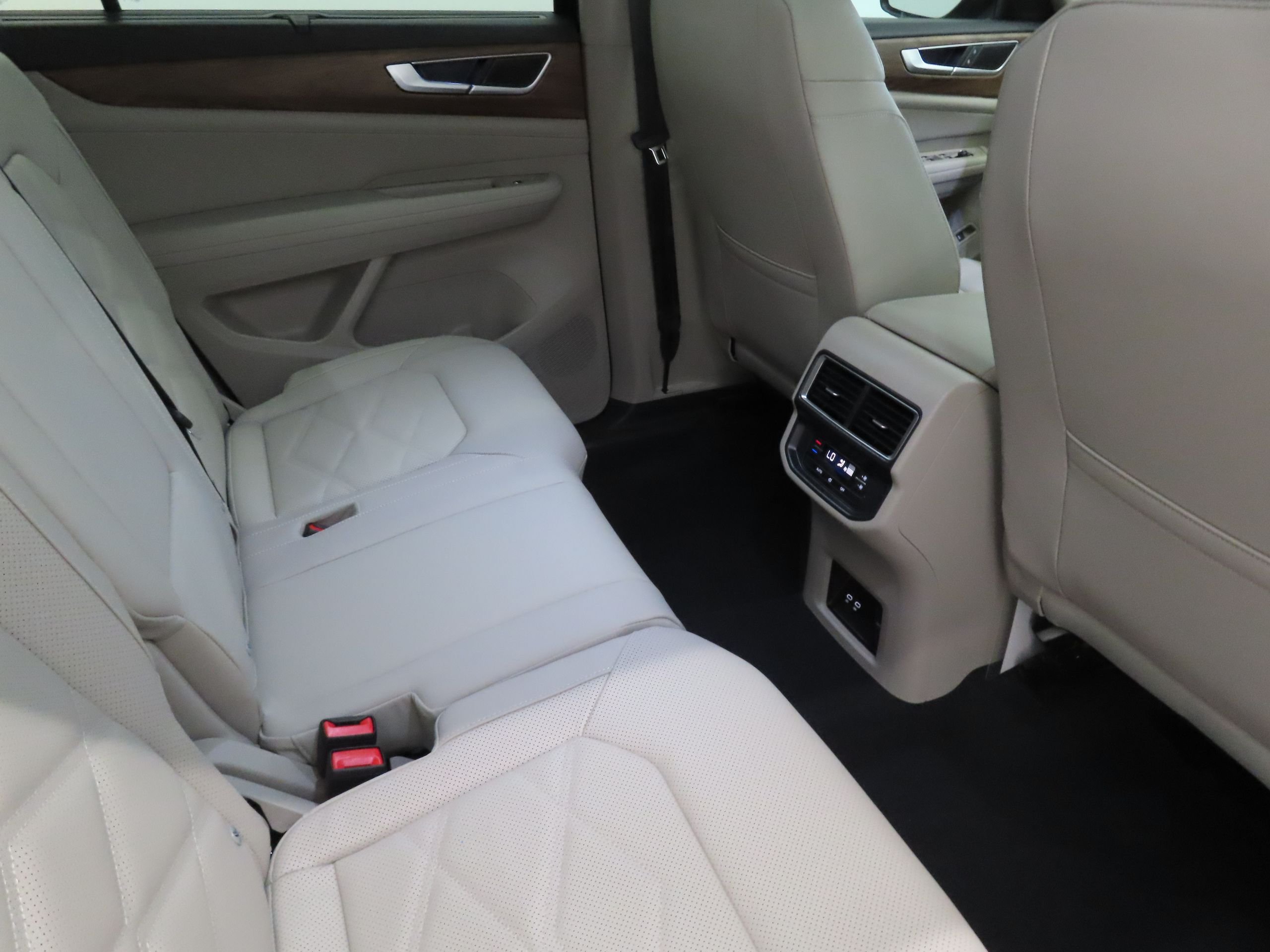 New 2026 Black Volkswagen 2.0T SE w/Technology image 23