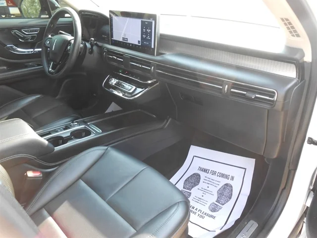 Used 2023 White LINCOLN  image 9