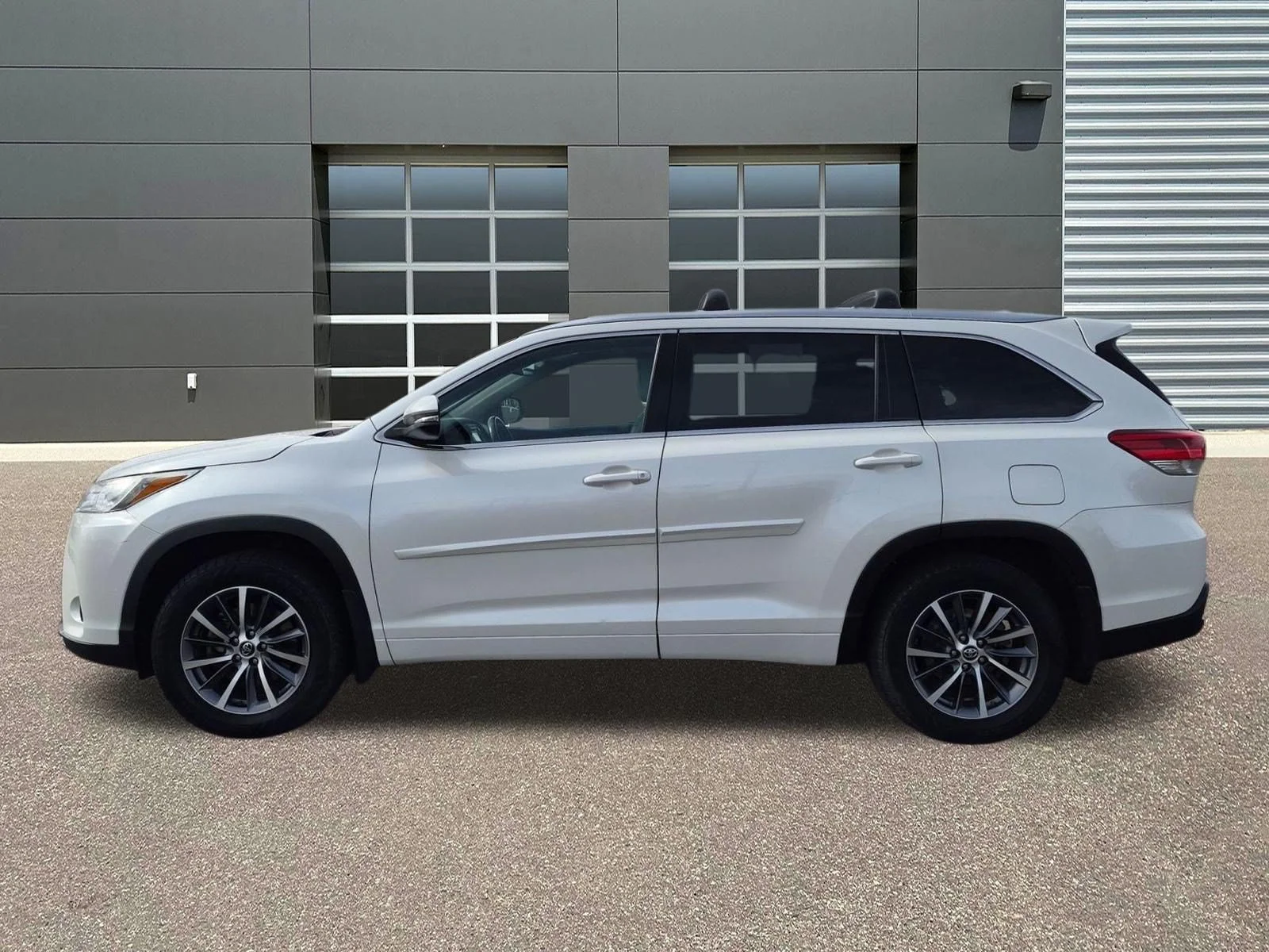 Used 2018 Blizzard Pearl Toyota XLE image 9