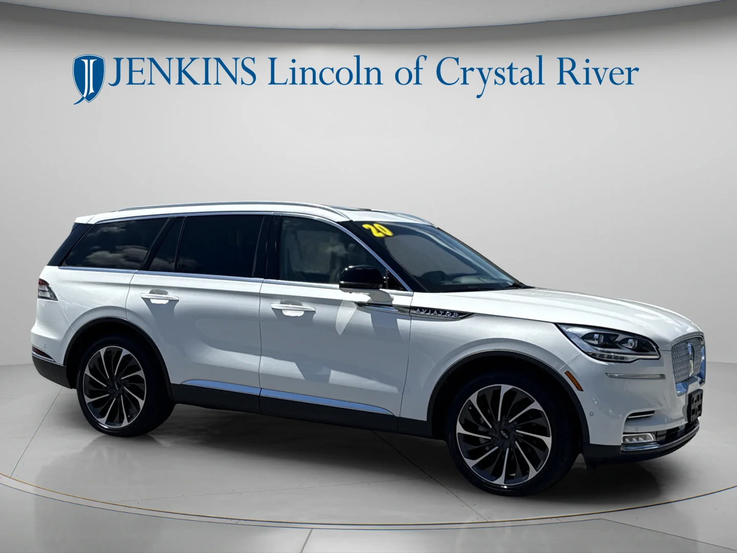 Used 2020 Pristine White Metallic Tri-Coat Lincoln Reserve image 2