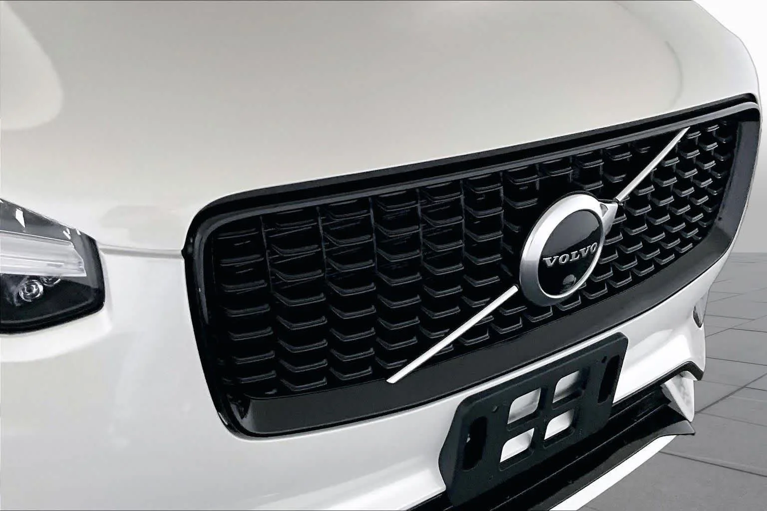 Used 2021 Crystal White Metallic Volvo R-Design image 29