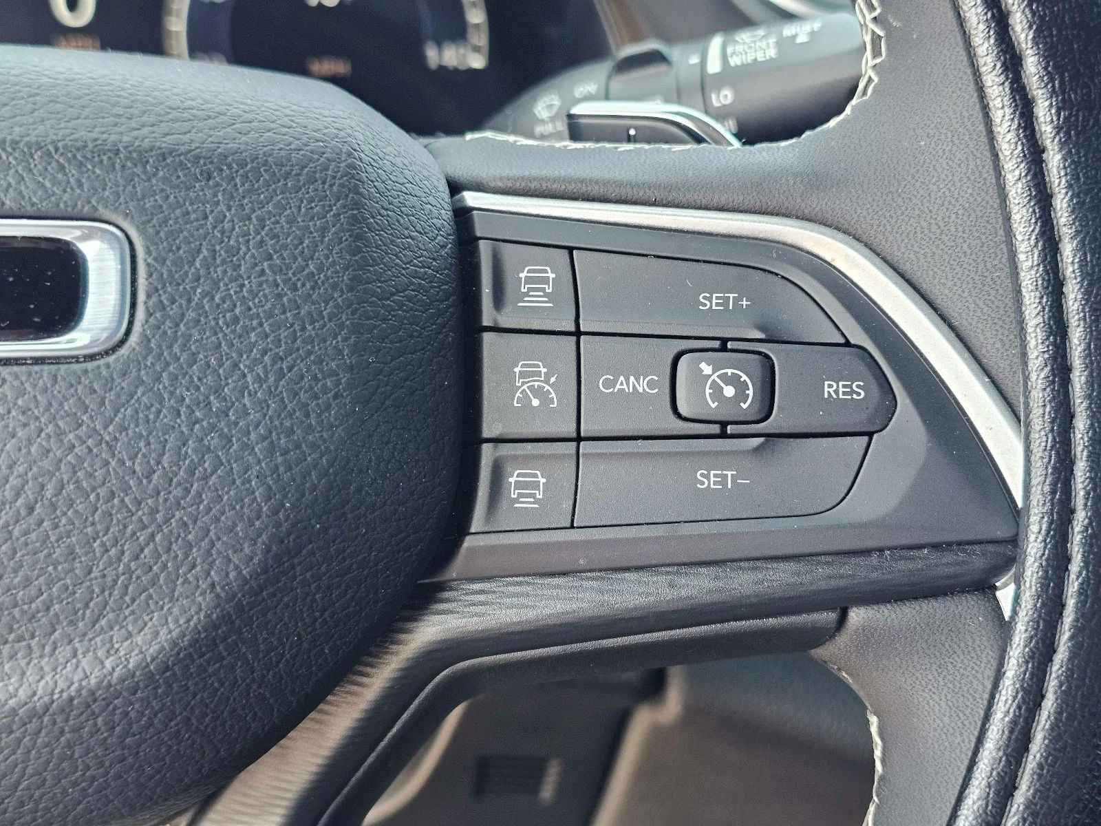 Used 2024 Diamond Black Crystal Pearlcoat Jeep Altitude image 21