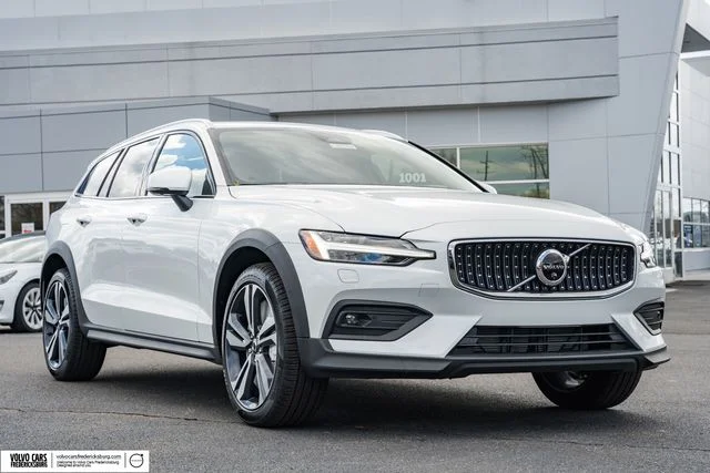 2026 Volvo V60 Cross Country B5 Plus AWD's photo