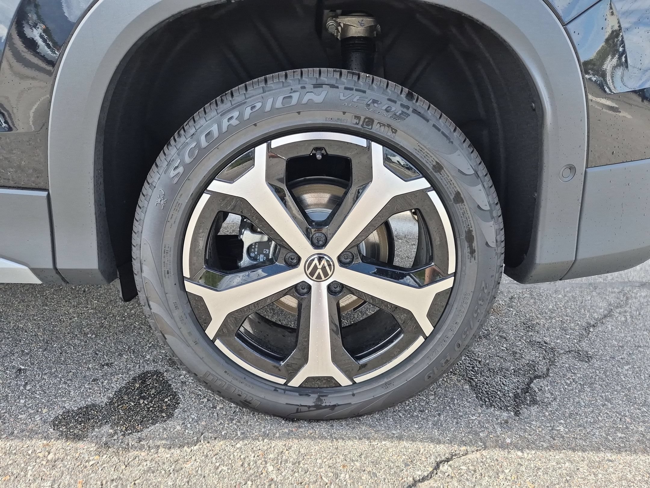 New 2026 Deep Black Pearl Volkswagen SE image 15