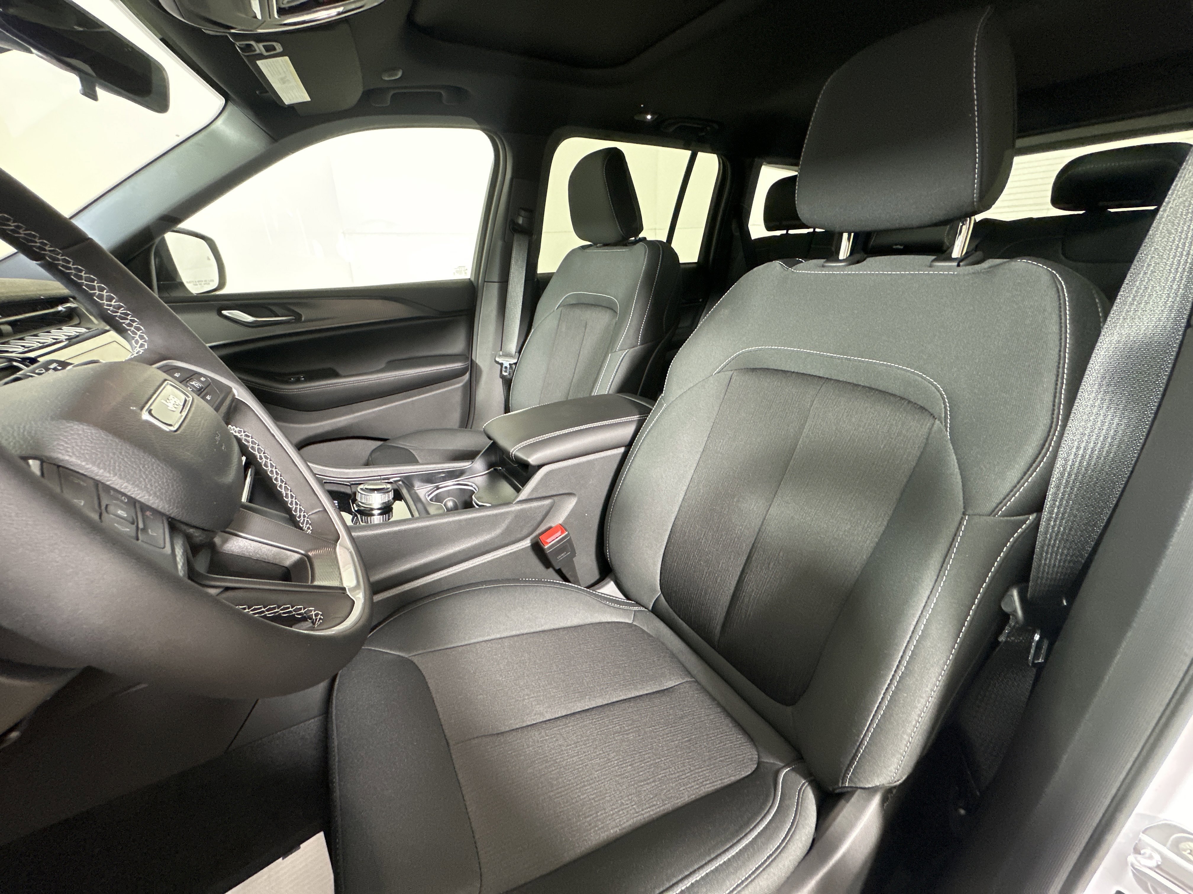 New 2026 Bright White Clear-Coat Exterior Paint Jeep Laredo X image 9