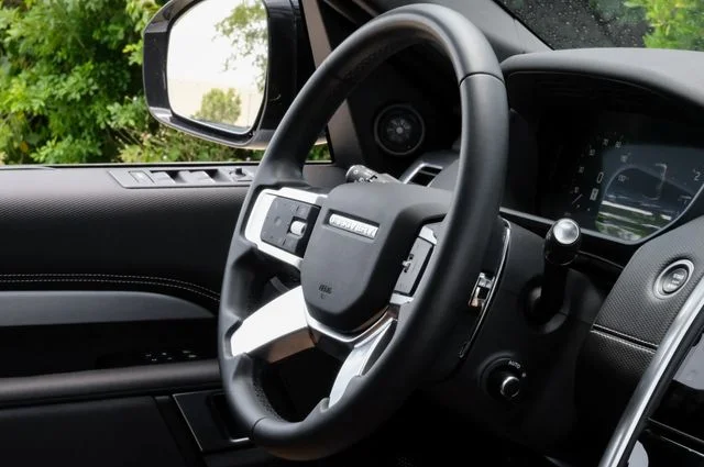 Used 2025 White Land Rover Dynamic SE image 23