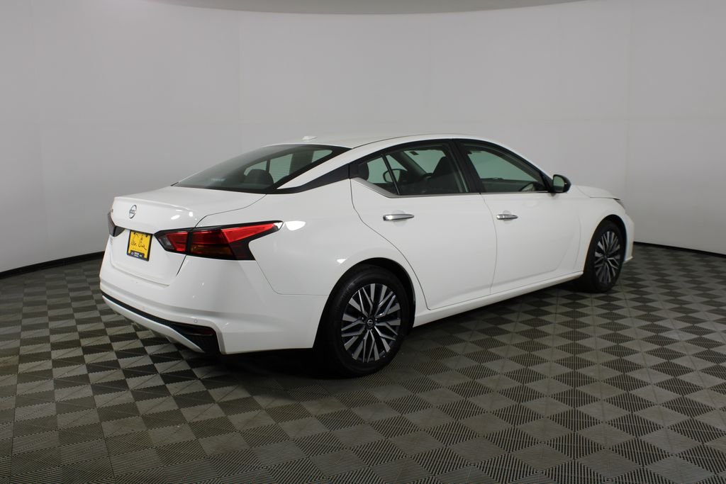 Used 2025 White Nissan 2.5 SV image 5