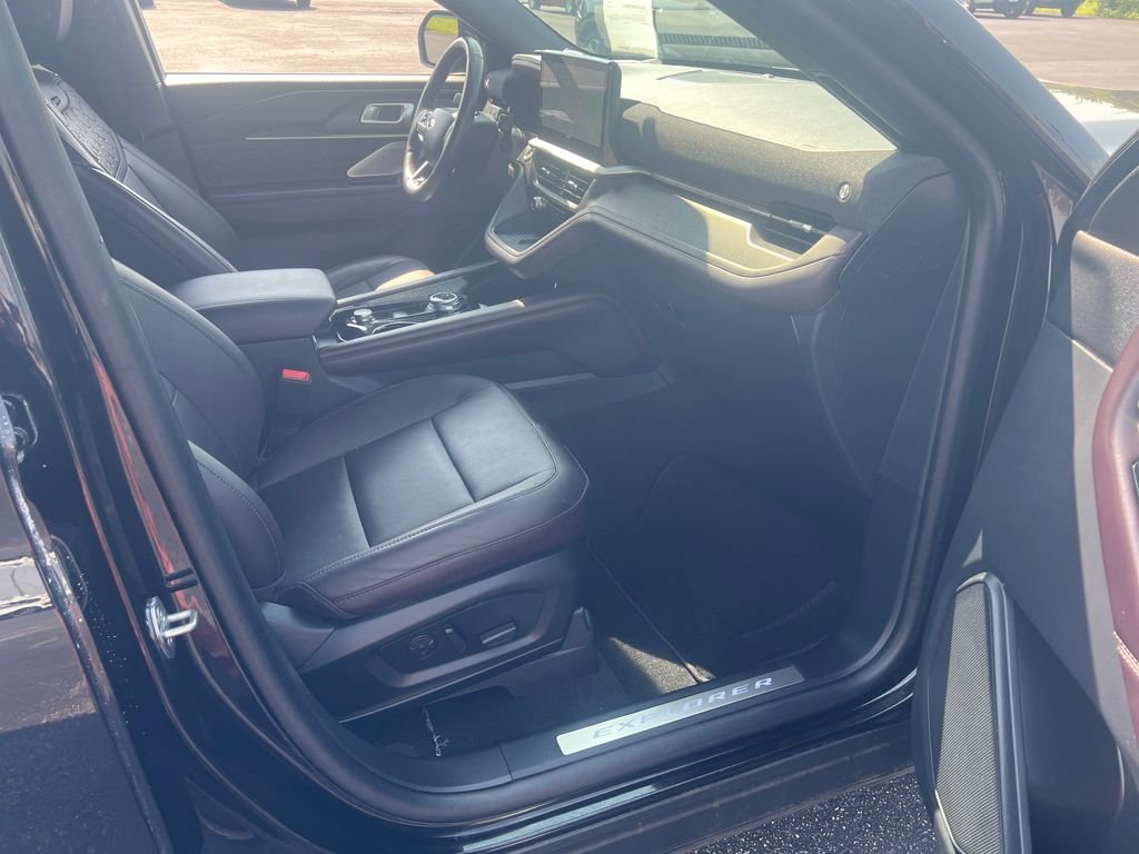 Used 2025 Black Ford Platinum image 30