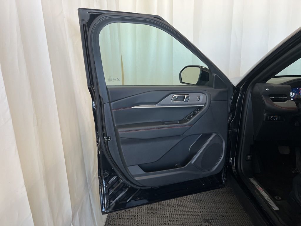 Used 2025 Agate Black Metallic Ford ST-Line image 17