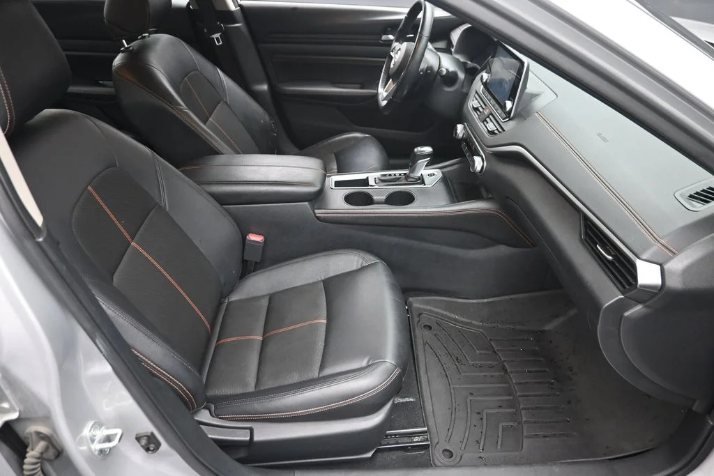 Used 2020 Silver Nissan 2.5 SR image 9