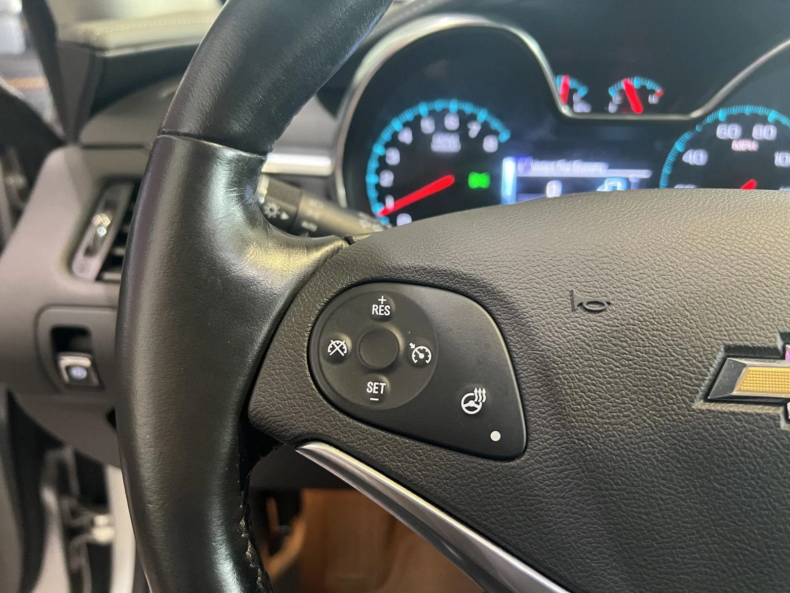 Used 2018 SILVER ICE METALLIC Chevrolet LT image 21