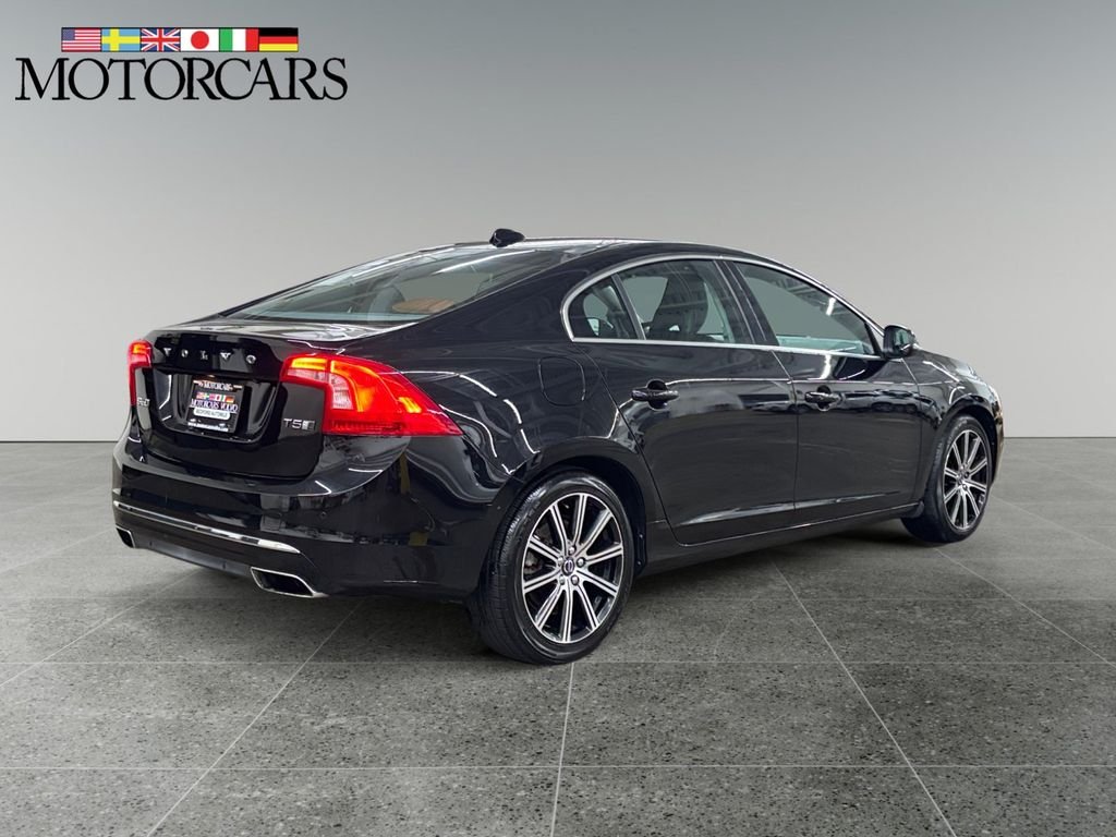 Used 2017 Onyx Black Metallic Volvo T5 image 3