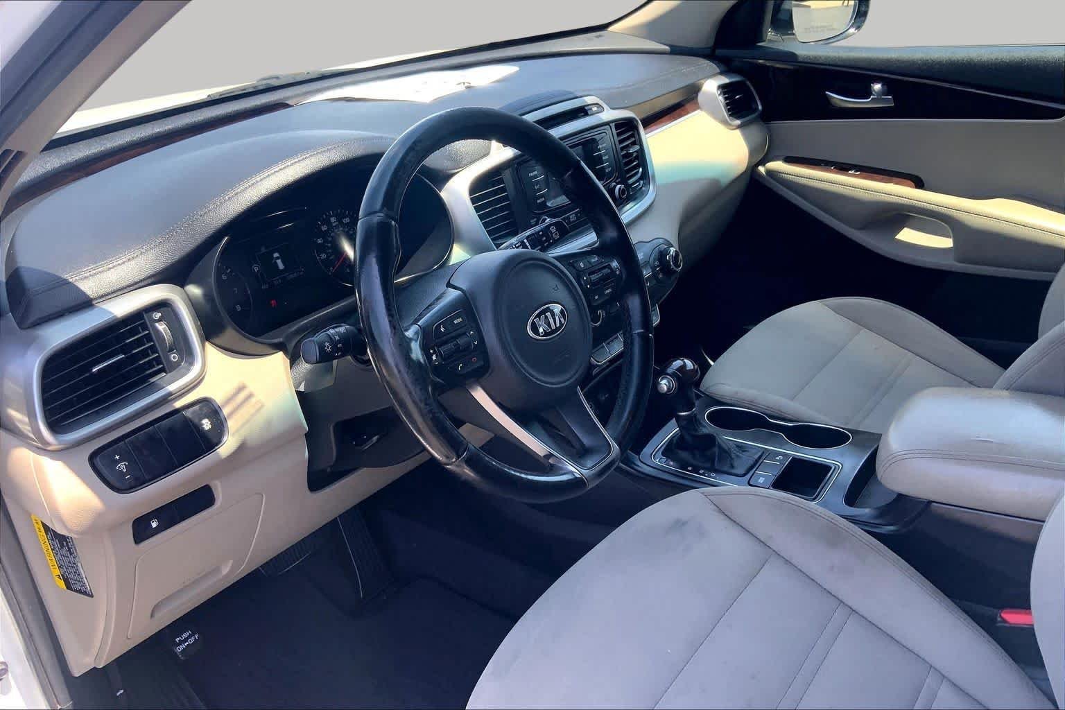 Used 2016 Snow White Pearl Kia LX image 18