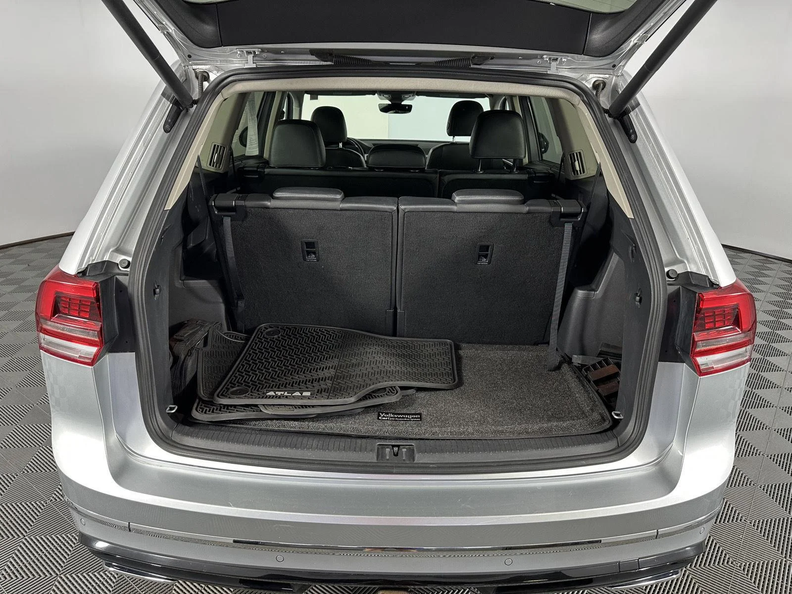 Used 2019 Platinum Gray Metallic Volkswagen 3.6L V6 SEL R-Line image 32