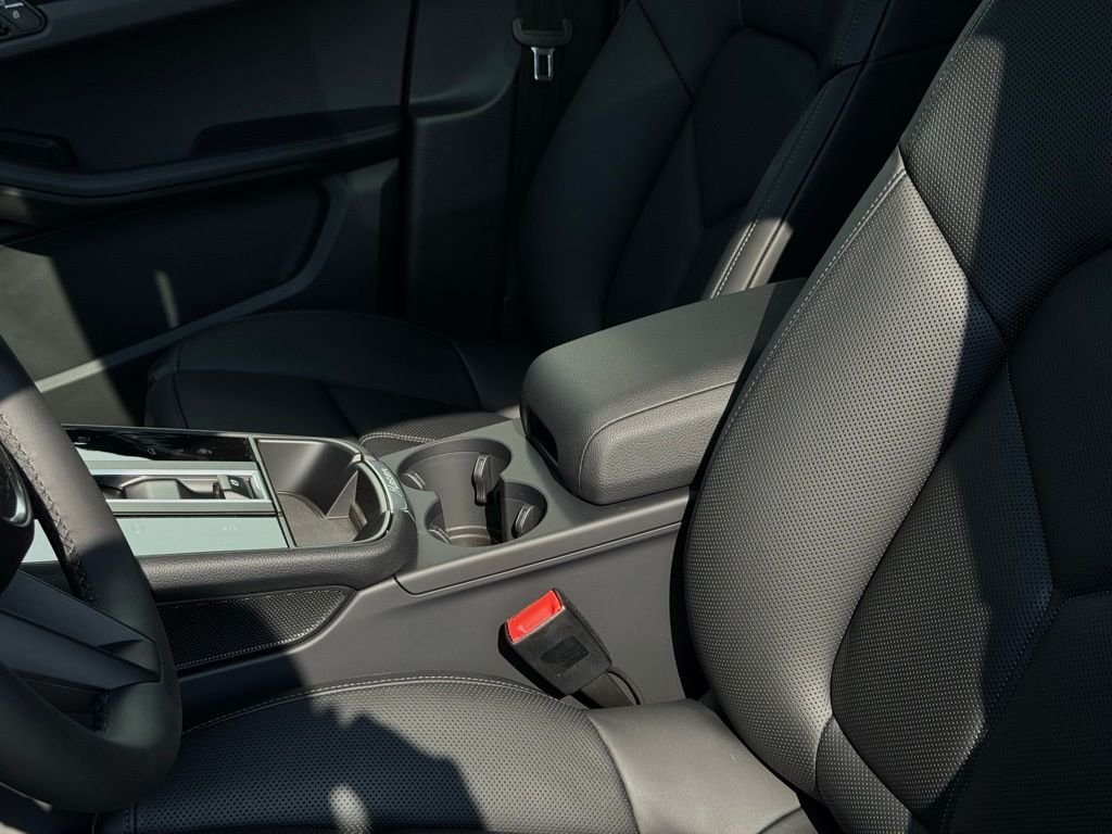 2025 Porsche Macan - Photo 25