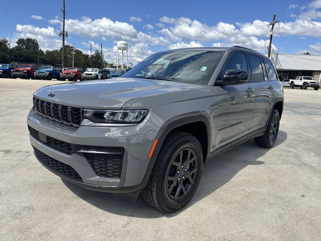 New 2027 Gray Jeep Laredo Altitude image 3