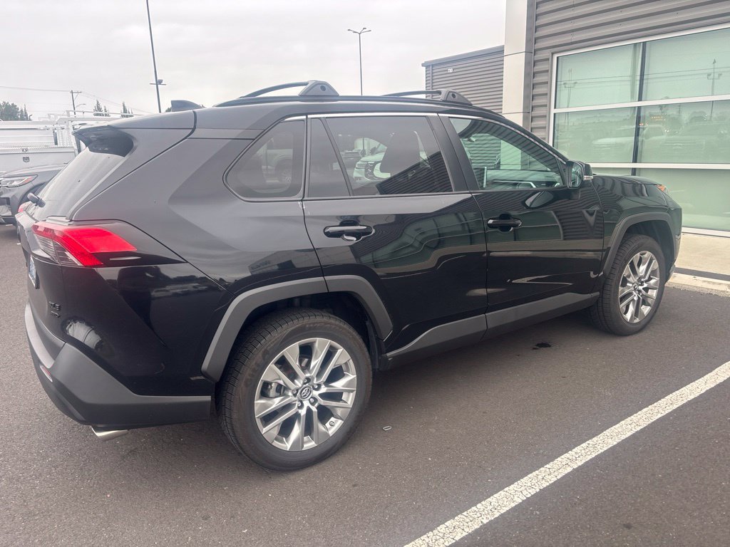 Used 2019 Black Toyota XLE Premium image 4