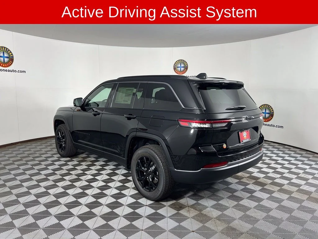 New 2026 Diamond Black Crystal Pearl-Coat Exterior Paint Jeep Altitude image 18