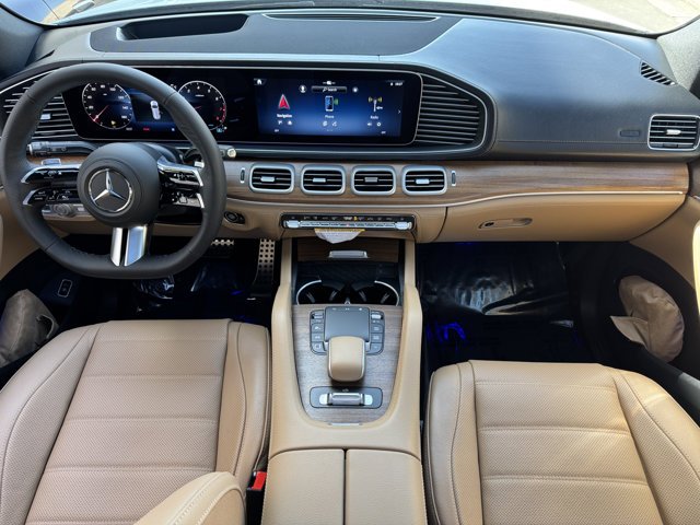 New 2026 MANUFAKTUR Moonlight White Metallic Mercedes-Benz GLS 580 image 4