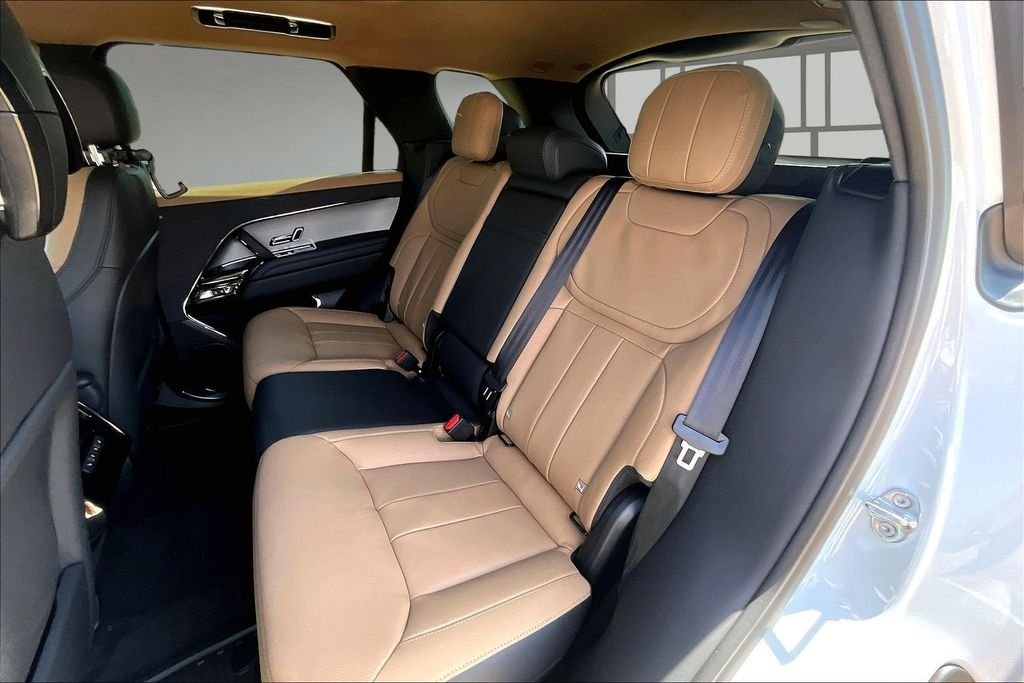 New 2026 Fuji White Land Rover Dynamic SE image 10