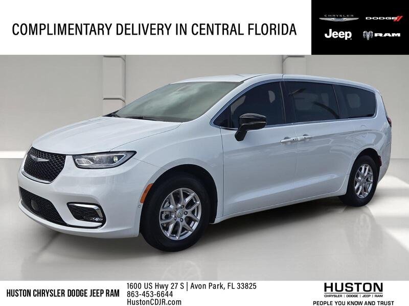 2026 Chrysler Pacifica Select's photo
