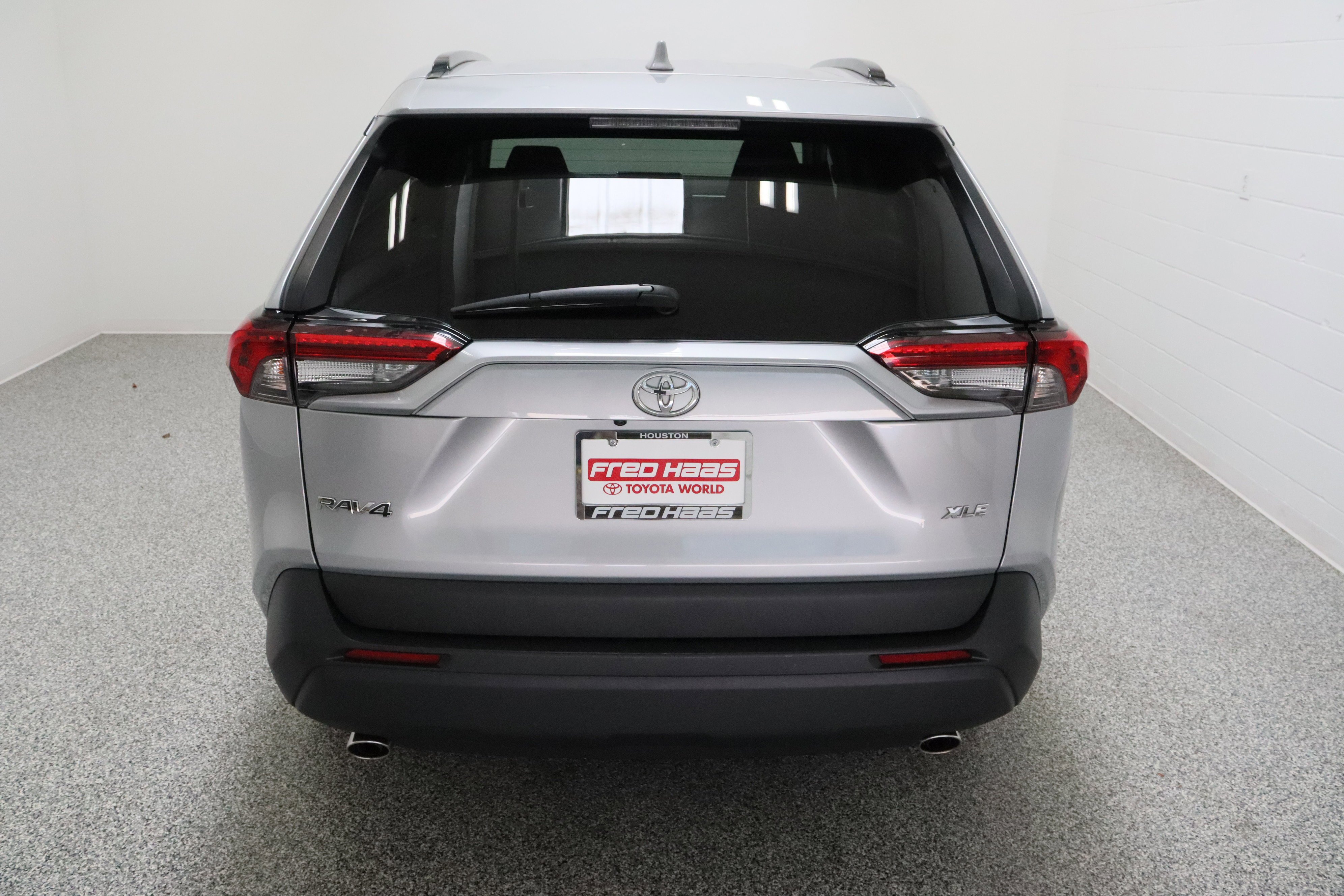 Used 2025 Silver Sky Metallic Toyota XLE 2.5L image 8