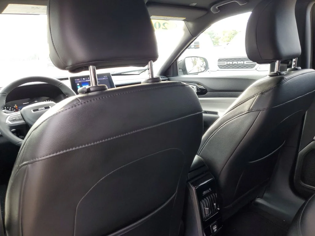Used 2024  Jeep Limited image 33