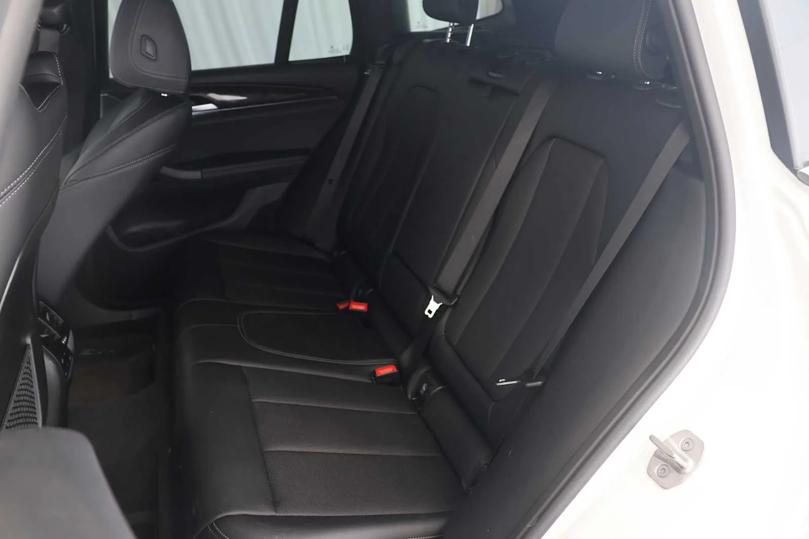 Used 2024 Alpine White BMW sDrive30i image 26